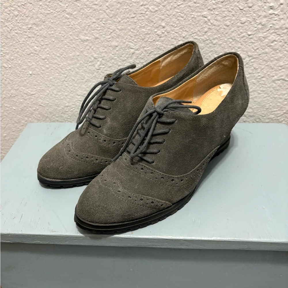 Ellen Tracy Gray women’s Suede Oxfords 2 inch heel.